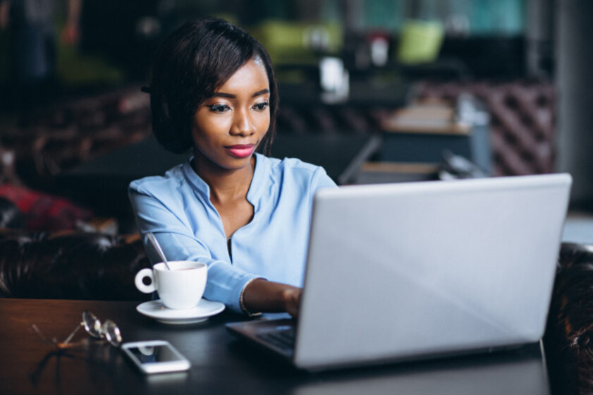 african-american-business-woman-with-laptop-cafe_1303-7237